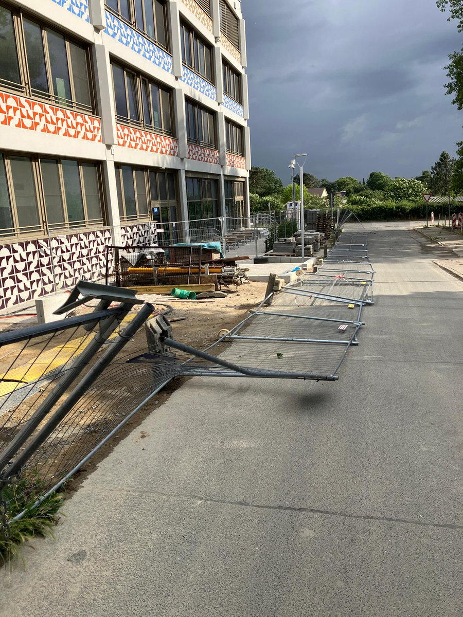 Ach Mann eh 🤔🤦🏻 Der Tag endet so wie er angefangen hat 🤦🏻🤦🏻🤦🏻 Unwetter über Berlin... Bauzaun umgekippt... vorbei fahrendes Auto beschädigt... Polizei nicht erreichbar....Einfach herrlich 🤔😢🤮 Ich könnt mich eingraben 🤦🏻😔🤦🏻
