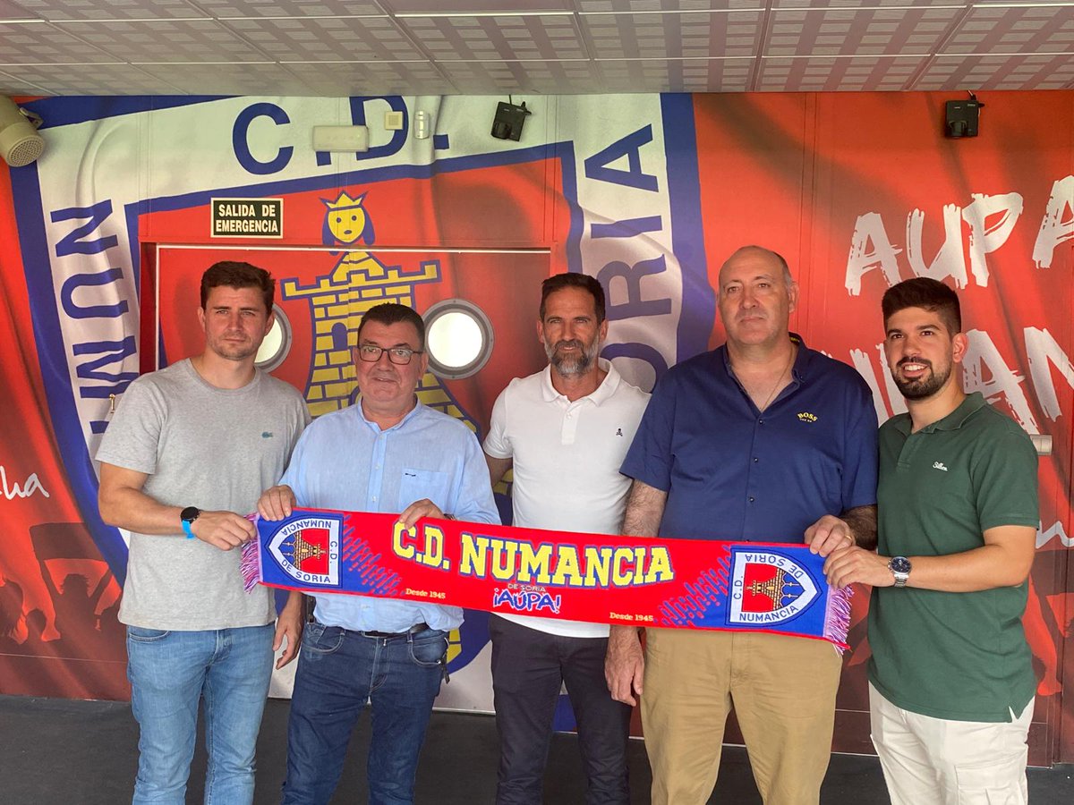 Abel Segovia llega al #Numancia acompañado de Rafael Pérez 'Padilla' como segundo entrenador y de Alejandro Martín como preparador físico

#Bienvenidos I #VamosNumancia I #YoTeLevantaré