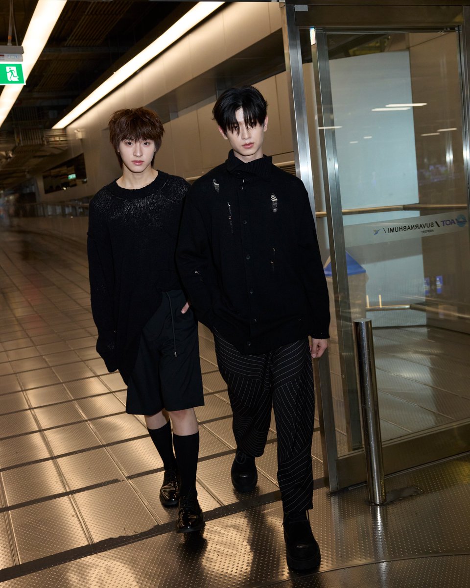 DomundiTV's tweet image. Jet set, go! ✈️

Black on black, always on track. Thomas and Kong with an airport outfit from Yohji Yamamoto. 🖤

See you in Paris!

AIRPORT LOOK TMK
#ThomasKongXParisFW

@officialyohji #YohjiYamamoto 
@tthomastc @kongjiro_
#tthomastc #kongjiro
#domunditv