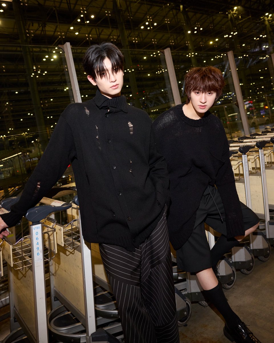 DomundiTV's tweet image. Jet set, go! ✈️

Black on black, always on track. Thomas and Kong with an airport outfit from Yohji Yamamoto. 🖤

See you in Paris!

AIRPORT LOOK TMK
#ThomasKongXParisFW

@officialyohji #YohjiYamamoto 
@tthomastc @kongjiro_
#tthomastc #kongjiro
#domunditv