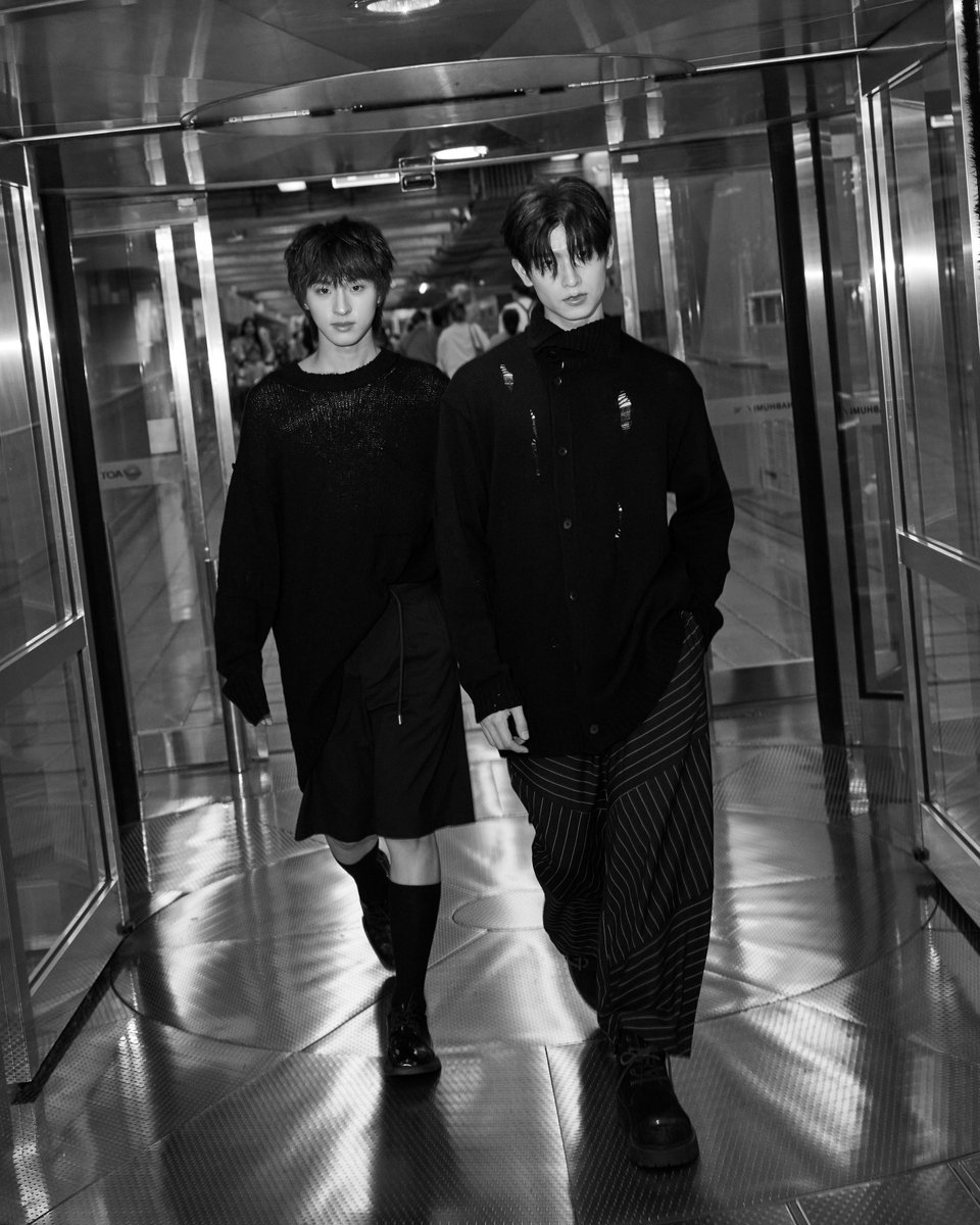 DomundiTV's tweet image. Jet set, go! ✈️

Black on black, always on track. Thomas and Kong with an airport outfit from Yohji Yamamoto. 🖤

See you in Paris!

AIRPORT LOOK TMK
#ThomasKongXParisFW

@officialyohji #YohjiYamamoto 
@tthomastc @kongjiro_
#tthomastc #kongjiro
#domunditv