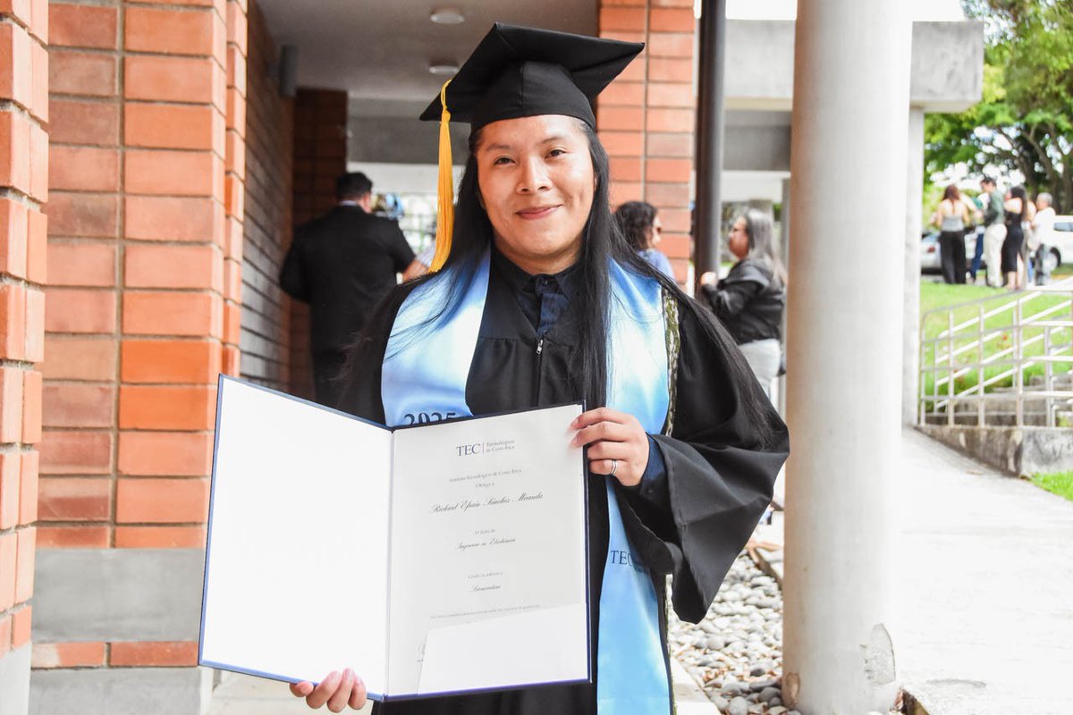 Teccr's tweet image. #OrgulloTEC Rompiendo barreras: joven indígena se convierte en el primer graduado de su familia
tec.ac.cr/hoyeneltec/202…