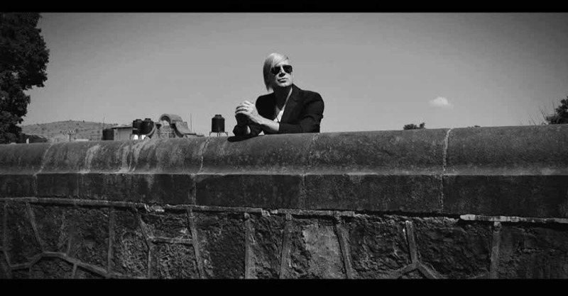 tinyurl.com/mv3mubfb - Hector Geronimo cambia el escenario por el estudio… y aterriza con un disco que te va a sorprender desde el primer acorde. Aterrizando no es solo su debut como solista, es una declaración de intenciones: emoción, madurez y mucha música del alma.