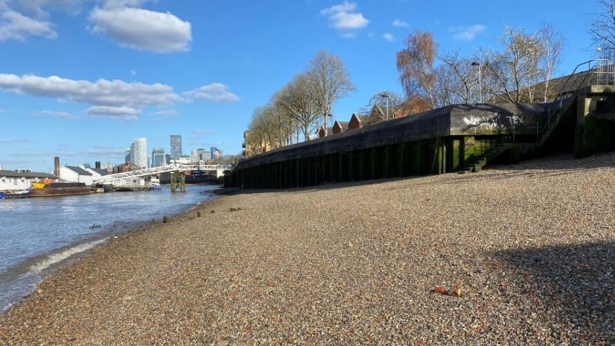 Bermondsey has a beach! A stretch of the Thames riverbed in Bermondsey, which is exposed during low tide. It has become a popular stretch of the riverbank where locals and visitors can relax 
Check the tides!
bermondseysquarehotel.co.uk/offers/
#bermondseybeach 

Thnx Wardle blog