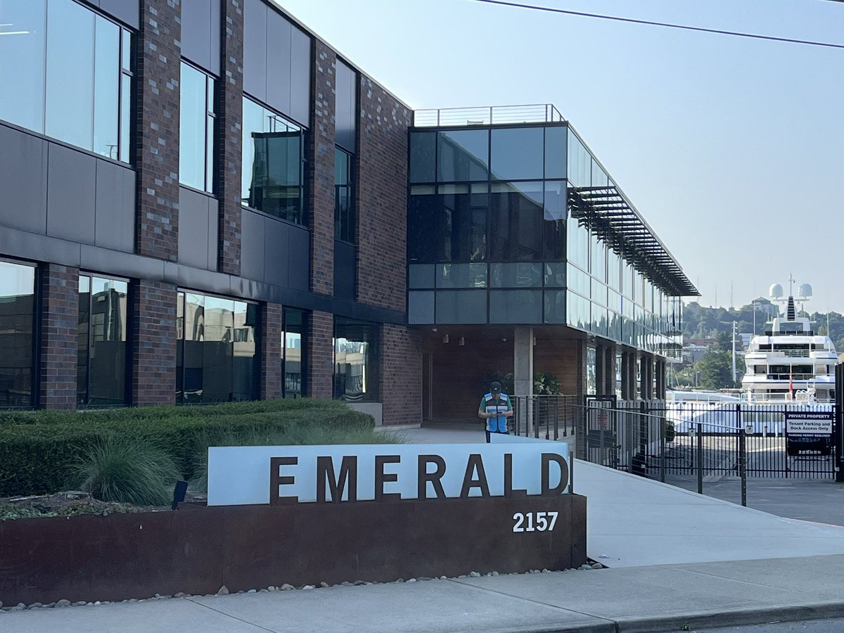 tanmay2099's tweet image. This morning took a scenic walk from Ai2’s (@allen_ai) past to its future!
Reminds me of this wonderful feeling of day 1 as an intern at a new and shiny office - no idea where anything is anymore! 🤩