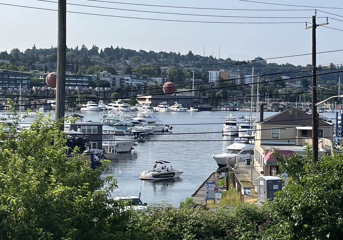 tanmay2099's tweet image. This morning took a scenic walk from Ai2’s (@allen_ai) past to its future!
Reminds me of this wonderful feeling of day 1 as an intern at a new and shiny office - no idea where anything is anymore! 🤩