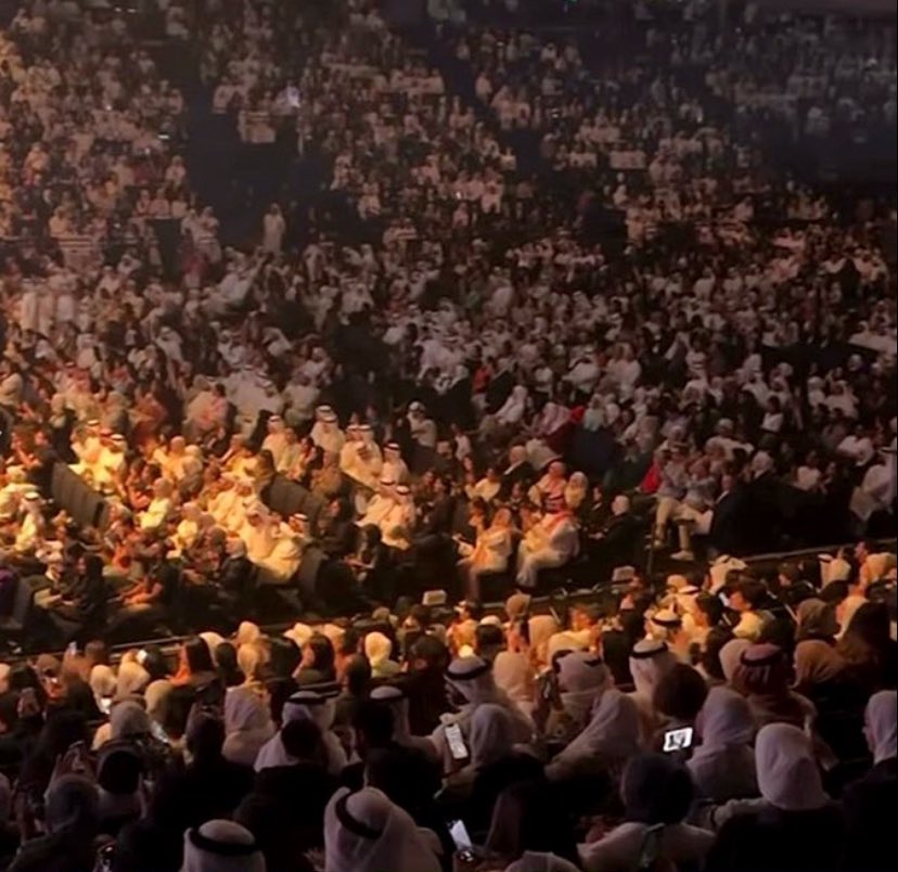 الحضور الطاغي و الهيبه التي لا تتكر
في زمن كثر فيه الضجيج بقى صوتها هو الصفاء
و هي الدليل أن الفن الحقيقي لا يندثر
نفتخر بها و نزداد فخر انها كل ما اعتلت مسرح
و كل ما صدح صوتها  … كل ما ذكرتنا ليه الفن يُحترم
دمتِ قامه فنيه لا تُشبه أحد
ودمنا لك جمهور لا يرى غيرك نجمة في سماه ❤️