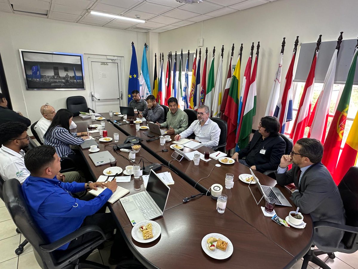 Dialogamos con representantes del Gobierno de #Honduras sobre el Programa Grandes Bosques de Mesoamerica, una  iniciativa regional del #EquipoEuropa🇪🇺🇪🇸🇩🇪🇫🇷🇸🇪🇱🇺🇮🇹 que incluye acciones para la protección de la #Moskitia y El #Trifinio. 
<a href="/sernaHN/">Secretaría de Recursos Naturales y Ambiente</a> <a href="/ICFHonduras/">ICF</a> <a href="/CancilleriaHN/">Cancillería Honduras</a>