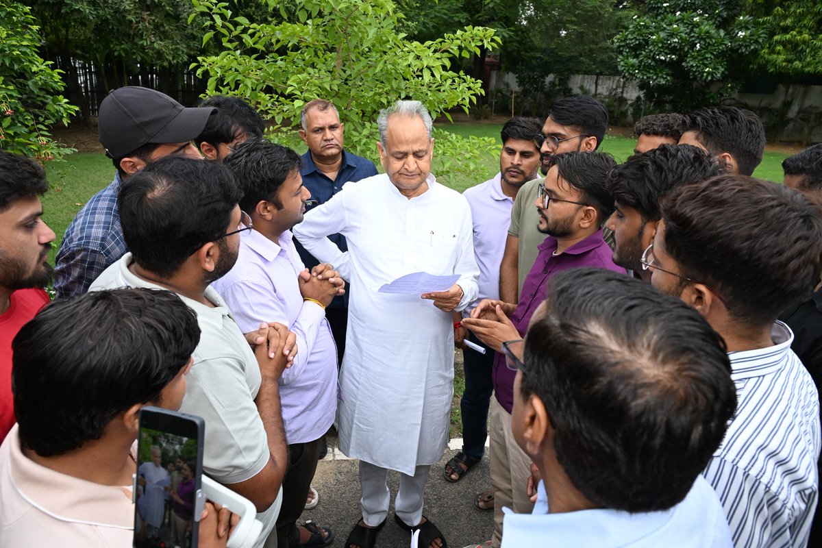 rajdobwal78242's tweet photo. आज सूचना सहायक भर्ती-2023 को पूरी करवाने को लेकर पूर्व सीएम @ashokgehlot51 जी से मुलाकात की, उन्होंने भर्ती के बारे अभ्यर्थियों पूछा और सकारत्मक बोला तथा जल्दी ही भर्ती पूरा करवाने के लिए सरकार को पत्र लिखकर अवगत करवाएंगे ll
#सूचना_सहायक_भर्ती_पूरी_करो 
@BadhalDr
@alokrajRSSB https://t.co/5EQdqfHvgi