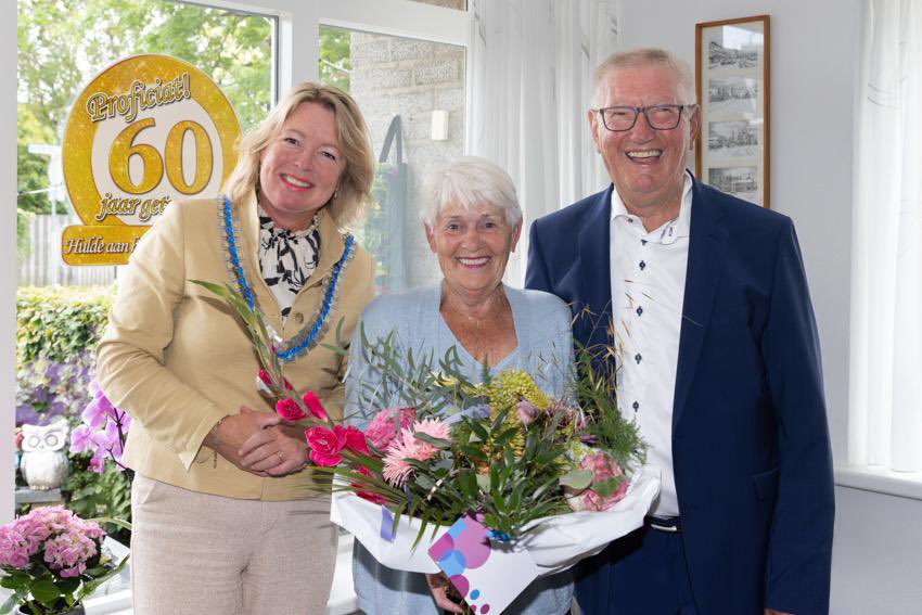 Vanmiddag bijzonder gezellig op ☕️bezoek geweest bij het echtpaar Joosten-Wouters in #Elst voor hun 60-jarig huwelijk 🎉 van afgelopen week. Nogmaals van harte gefeliciteerd met uw diamanten💎 huwelijk namens  <a href="/Gem_Overbetuwe/">Gemeente Overbetuwe</a> 💐