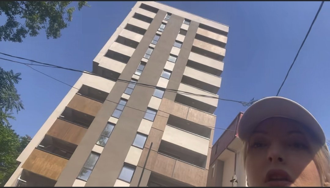 Оваа зграда со 12 ката изградена е без документација, без одобрение за градење, без проект,без платени комуналии, со 61 стан НЕЗАКОНСКИ СЕГА ГРАДЕНИ со обид да се ЛЕГАЛИЗИРААТ,а прикажани ЛАЖНО ДЕКА СЕ ГРАДЕНИ ВО 2011 со фалсификувана документација со помош на измеќарите од дпне!