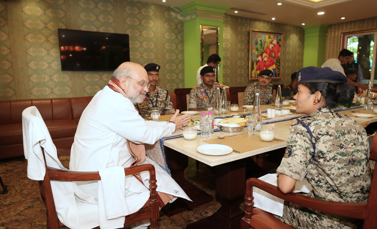 आज छत्तीसगढ़ में सुरक्षा बलों के जवानों के साथ भोजन पर विभिन्न विषयों पर चर्चा की।