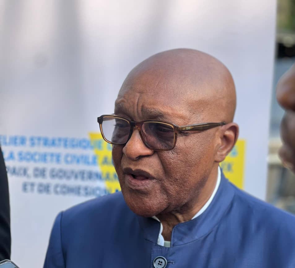 StanysBujakera's tweet photo. #RDC: L’Observatoire de la Dépense Publique (ODEP) a publié, ce lundi 23 juin 2025, une synthèse alarmante du rapport d’audit de la Cour des comptes, révélant une gestion désastreuse de la dotation de 0,3 % du chiffre d’affaires des entreprises minières, prévue par le Code minier de 2018 pour soutenir les communautés locales. 

Sur les 310 millions USD attendus entre 2018 et 2023, seuls 213 millions ont été versés, soit un manque de près de 100 millions USD, aggravé par des déclarations frauduleuses de chiffres d’affaires, causant un déficit supplémentaire de 50 millions USD. Certaines entreprises ont délibérément sous-estimé leurs revenus pour réduire leurs contributions, tandis que des écarts de 16 milliards USD ont été constatés entre les déclarations fiscales et celles destinées aux structures locales (DOTs), note l’ODEP.

La gestion des fonds est tout aussi problématique : sur 70 entreprises minières, explique l’ODEP, seules 46 DOTs existent, souvent mal gérées, avec des pratiques comme des dépenses injustifiées, des marchés publics attribués sans appel d’offres ou des détournements, comme les 47 500 USD détournés à la DOT de Shituru Mining Corporation. 

La répartition légale des fonds (90 % pour les projets communautaires, 6 % pour les DOTs, 4 % pour la supervision) est rarement respectée, privant les populations d’infrastructures vitales telles que des écoles, hôpitaux ou routes. Pour Florimond Muteba Tshitenge, président de l’ODEP, ce mécanisme, censé réparer les injustices, est devenu une « trahison » pour les communautés.

Face à ce scandale, l’ODEP exige des réformes urgentes : une plateforme numérique pour tracer les dotations, des sanctions contre les entreprises défaillantes, la formation des comités locaux de suivi, et un cadre légal renforcé intégrant la société civile. L’organisation appelle également à des audits citoyens indépendants pour garantir que les richesses minières bénéficient enfin aux populations locales, rétablissant ainsi la confiance dans un système miné par l’opacité et la mauvaise gouvernance.