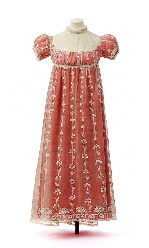 bowjtl's tweet photo. This dress is only suitable for women over 50, lol https://t.co/32UhGMrSfZ
