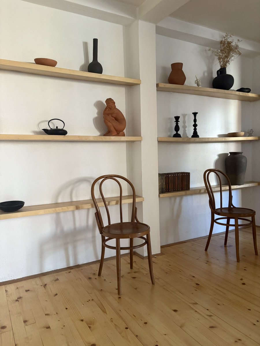 restolarka's tweet photo. Sa nekim komadima jednostavno ne možete pogriješiti, a takvi se definitivno kultni #thonet modeli 🪑 https://t.co/0zLAaV4FFn