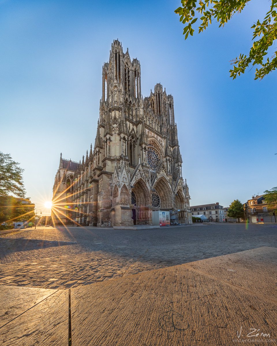 Stonehenge, des milliers de gens.
Reims, moi tout seul...

Le jour où on devrais encourager les gens à se lever tôt, on les incite à se coucher tard...

© vincentzenon.com

#summersolstice