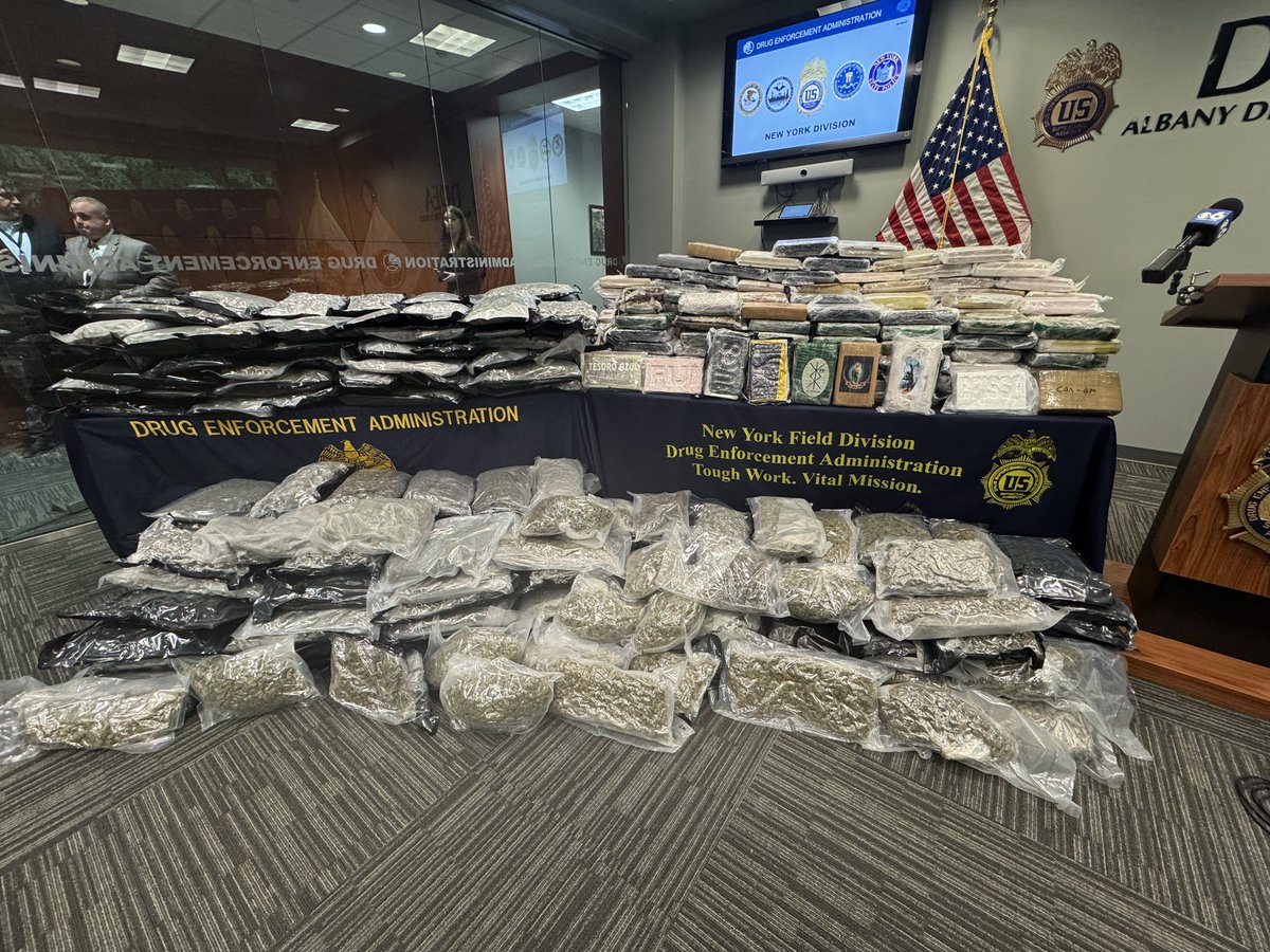 RealCoreyJames's tweet image. 🚨 Federal &amp;amp; state officials announce a major takedown of a NYC-based drug trafficking network—one of the largest recent cocaine seizures in NY history. Details from the DEA’s Albany office coming up on @SpecNews1Albany