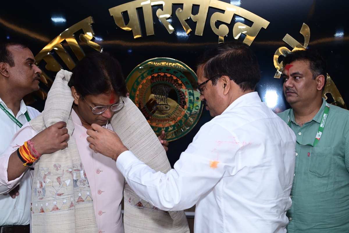 माननीय अध्यक्ष एवं प्रबंध निदेशक श्री आशुतोष अग्निहोत्री, (भा.प्र.से.) का देवघर की पावन धरती पर श्री एम. के. गोगोई, कार्यकारी निदेशक (पूर्व) एवं श्री मनोज कुमार, महाप्रबंधक, झारखंड क्षेत्र द्वारा स्वागत किया गया ।
#FCI #FoodSecurity 
<a href="/FCI_India/">Food Corporation of India</a> <a href="/EastFci/">FCI, Zonal Office (East)</a>