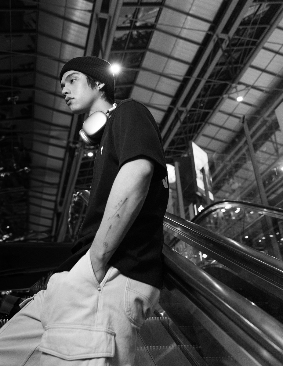 #AmiParisXBRIGHT #AmiSS26XBRIGHT

สุดหล่อพร้อมเดินทาง! “ไบร์ท วชิรวิชญ์” #bbrightvc <a href="/bbrightvc/">bright</a> พร้อมออกเดินทางสู่ปารีสอีกครั้ง ในฐานะคนโปรดของ <a href="/amiparis/">ami</a> เพื่อเข้าร่วมรับชม Spring-Summer 2026 Show 

โดยไบร์ทได้สวมเสื้อ T-Shirt ที่มีการสกรีนด้านหลังว่า "Place des Victoires"