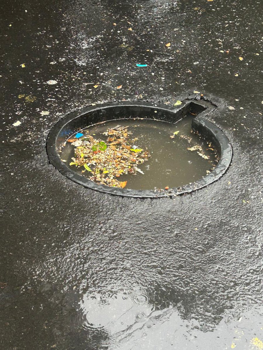 CiudActivos's tweet image. Atención @TlalpanAl @SGIRPC_CDMX @OVIALCDMX tapa de coladera botada debido a que está colapsada, urge desazolve. Esto ocurre con una lluvia ligera como la de hoy en Liorna 30 col NvaOtalCoapa. Circulen con precaución @NoticiasImagen @nmasforo @AztecaNoticias