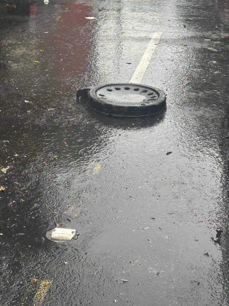 CiudActivos's tweet image. Atención @TlalpanAl @SGIRPC_CDMX @OVIALCDMX tapa de coladera botada debido a que está colapsada, urge desazolve. Esto ocurre con una lluvia ligera como la de hoy en Liorna 30 col NvaOtalCoapa. Circulen con precaución @NoticiasImagen @nmasforo @AztecaNoticias