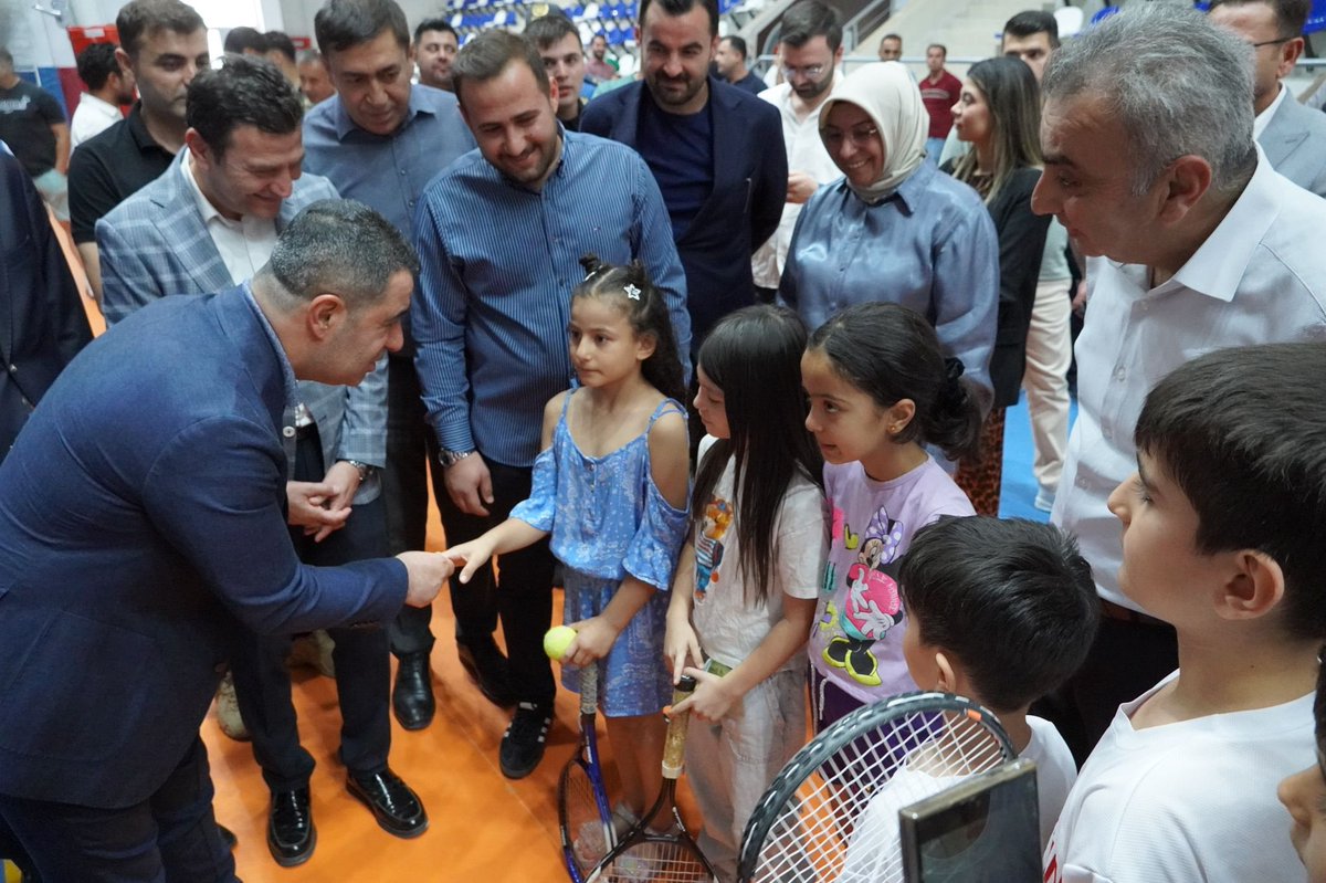 📍 İslahiye İlçe Spor Salonu

Gençlik ve Spor Bakanlığımızın yatırımları hız kesmeden sürüyor.

Yakın zamanda hizmete açılan İslahiye Kapalı Spor Salonu’nda yapılan yeniliklerle, gençlerimiz artık daha modern, nezih ve şık bir ortamda antrenman yapma imkânına kavuştu.

Bugün, bu