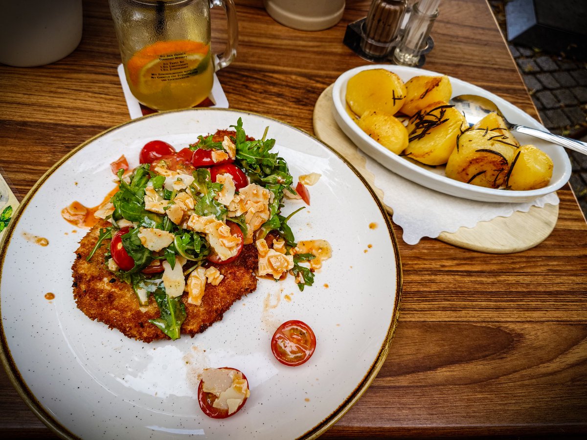 SonyCat94's tweet photo. Bon Appétit 😋 https://t.co/OSXvXNHhQZ