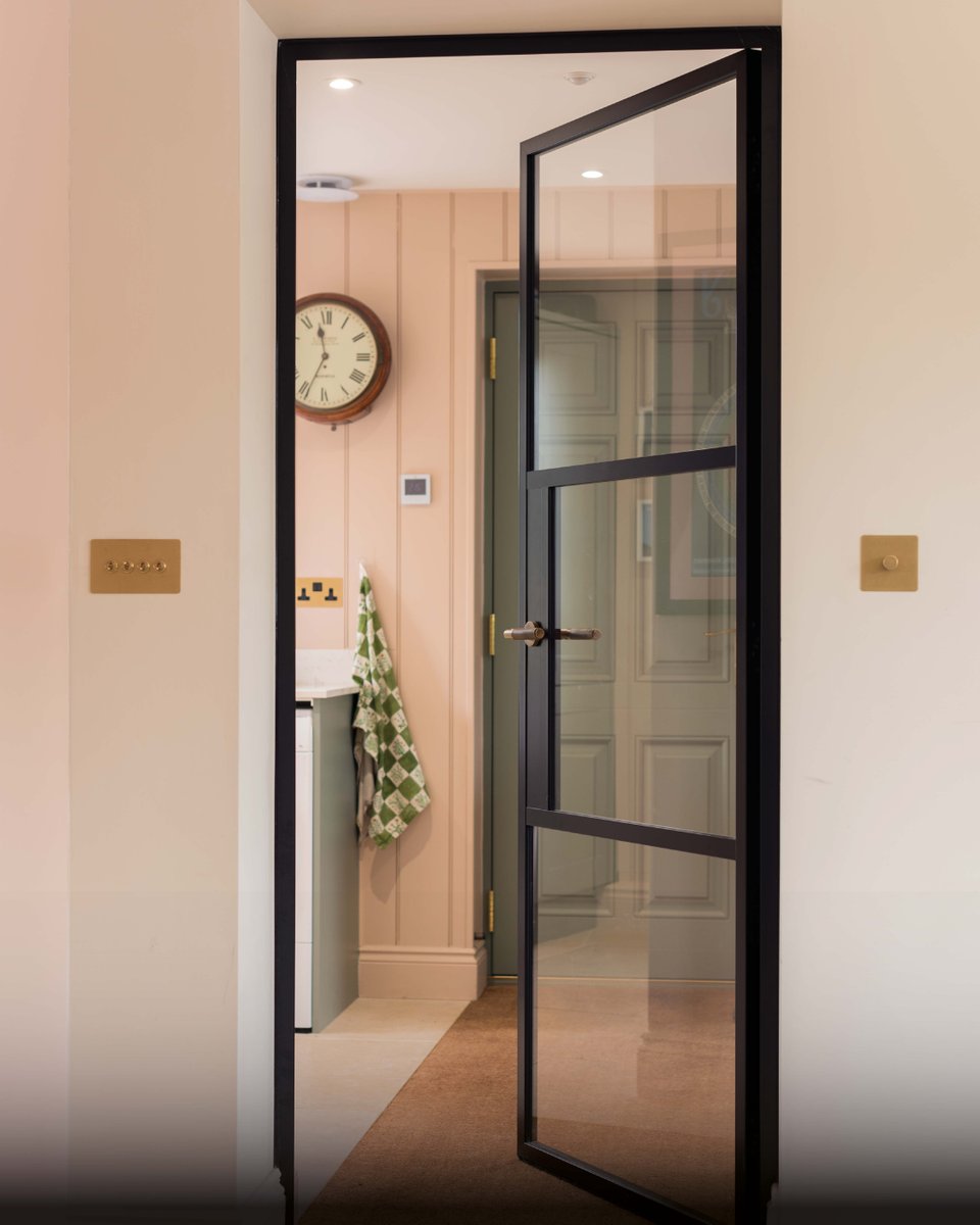 Originbifolds's tweet image. The OI-30 single door may be contemporary at its core, but pair it with antique brass hardware and classic styling and you’ve got a nod to that iconic Soho aesthetic. 🖤✨

#SohoStyle #OriginOI30 #ModernMeetsTraditional #OriginGlobal #InteriorInspo
