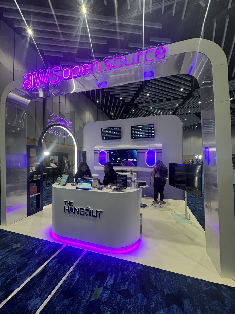 raquel__karina's tweet image. Loving the @AWSOpen booth at #OpenSourceSummit!!!