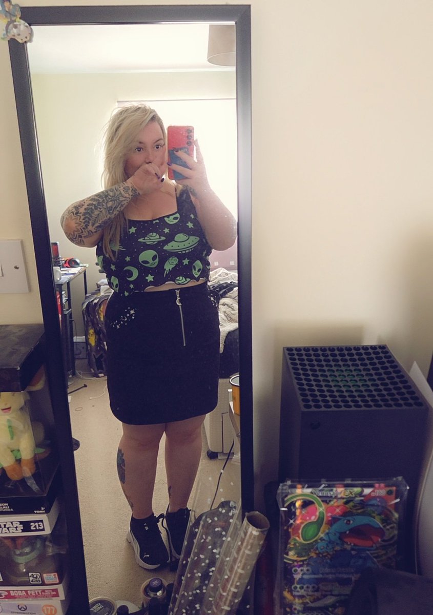 Skirt cost me £2 off Vinted and its Hell Bunny ✨️🖤
Its also a size smaller then expected bought it thinking ill fit into it later in my weightloss journey but... its fits 🥹🥹