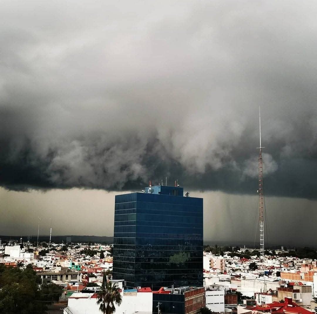 Reporta <a href="/ClimaBajio/">Storm chaser Bajio MX</a>, que así se presentó lo que los lugareños llaman. "tromba" en #Irapuato. Una tormenta severa con arcus shelf cloud que dejó una cantidad de lluvia bastante importante y posterior a su llegada 40hrs continúas de lluvia.