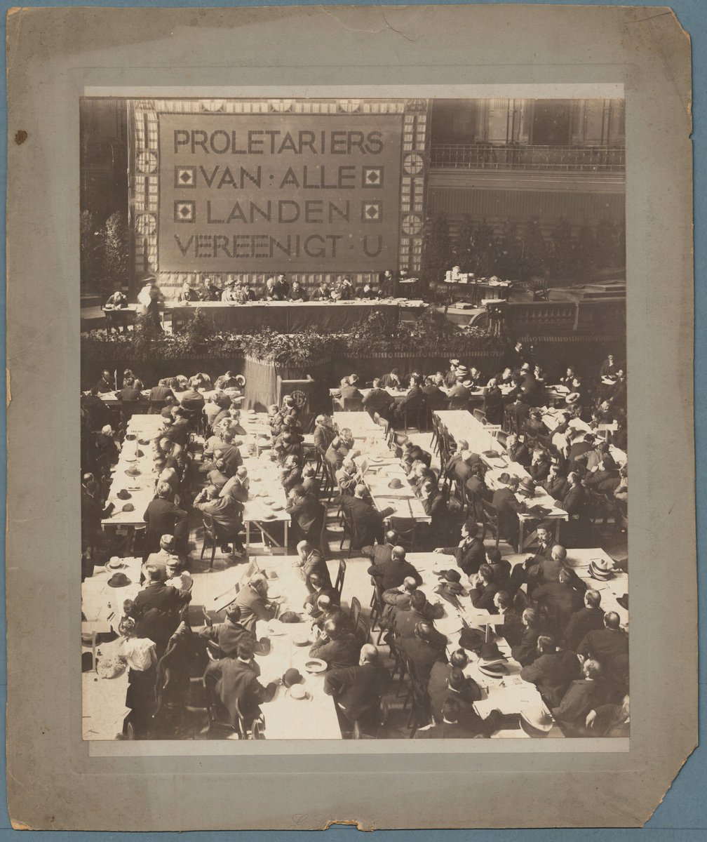 AgitPropArchive's tweet image. Fotografía del Congreso de Ámsterdam de la II Internacional, del 14 al 20 de agosto de 1904.