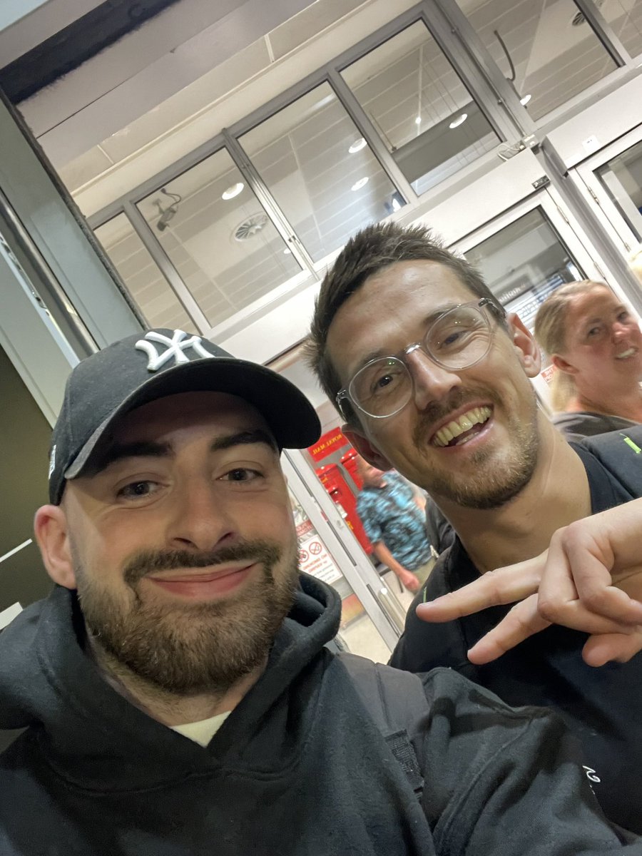 JWilkinson02's tweet photo. Happy birthday!

Thanks for stopping and taking the time to talk to me last night 🎉✌️ https://t.co/ipGbqs6d6g