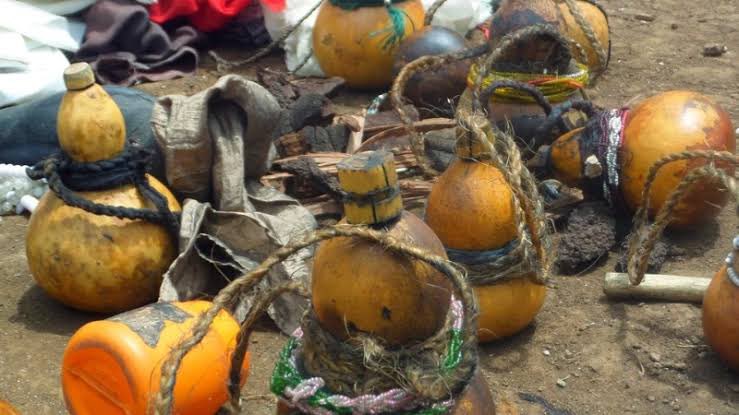 “NATAKA MUME WANGU ASIMWANGALIE WALA KUMPENDA MWINGINE. NATAKA AJISKIE AMANI AKIWA NA MIMI TU”

Ni Maneno Ya Bi Suwabu, Mganga aliyempa Halima Limbwata au dawa ili mumewe asiweze kumsaliti lakini akajikuta anammaliza mumewe kwa mikono yake.

Thread📚