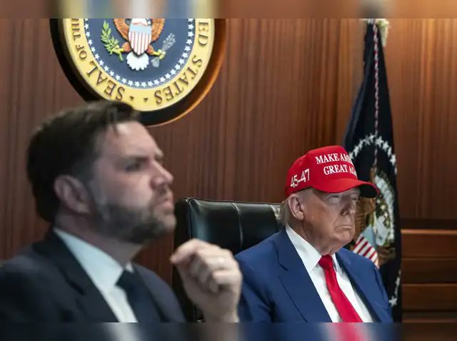 💥BREAKING:

TRUMP IS CURRENTLY IN THE SITUATION ROOM WITH THE SECRETARY OF DEFENSE.

HIGH LEVEL DECISIONS COULD BE UNDERWAY RIGHT NOW 🇺🇸⚠️