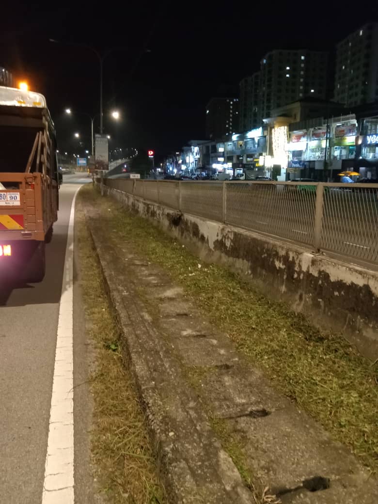 JKR Gombak (@jkrgombak) on Twitter photo 23 Jun 2025 | Kerja-kerja penyelenggaraan telah dimulakan oleh pihak konsesi lebuhraya DUKE & SPE di Jalan Lingkaran Tengah 2 MRR2 (KL East Mall) bawah had penyelenggaraan pihak DUKE & SPE.
<a href="/moworksmy/">Kementerian Kerja Raya Malaysia</a>
<a href="/IPJKR_Official/">JKR Malaysia Rasmi</a>
<a href="/JKRSelangor/">JKR Selangor</a>
<a href="/Irshukriishak/">Ir. Shukri Bin Ishak</a> 23 Jun 2025 | Kerja-kerja penyelenggaraan telah dimulakan oleh pihak konsesi lebuhraya DUKE & SPE di Jalan Lingkaran Tengah 2 MRR2 (KL East Mall) bawah had penyelenggaraan pihak DUKE & SPE.
<a href="/moworksmy/">Kementerian Kerja Raya Malaysia</a>
<a href="/IPJKR_Official/">JKR Malaysia Rasmi</a>
<a href="/JKRSelangor/">JKR Selangor</a>
<a href="/Irshukriishak/">Ir. Shukri Bin Ishak</a>