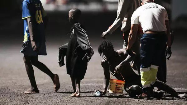 Esta foto de H. Bilbao para Europa Press debería analizarse en algún examen de la EBAU. Por el contenido social, por el impacto visual y por si alguien se cree que la vida depende de un examen y no de la propia muerte.