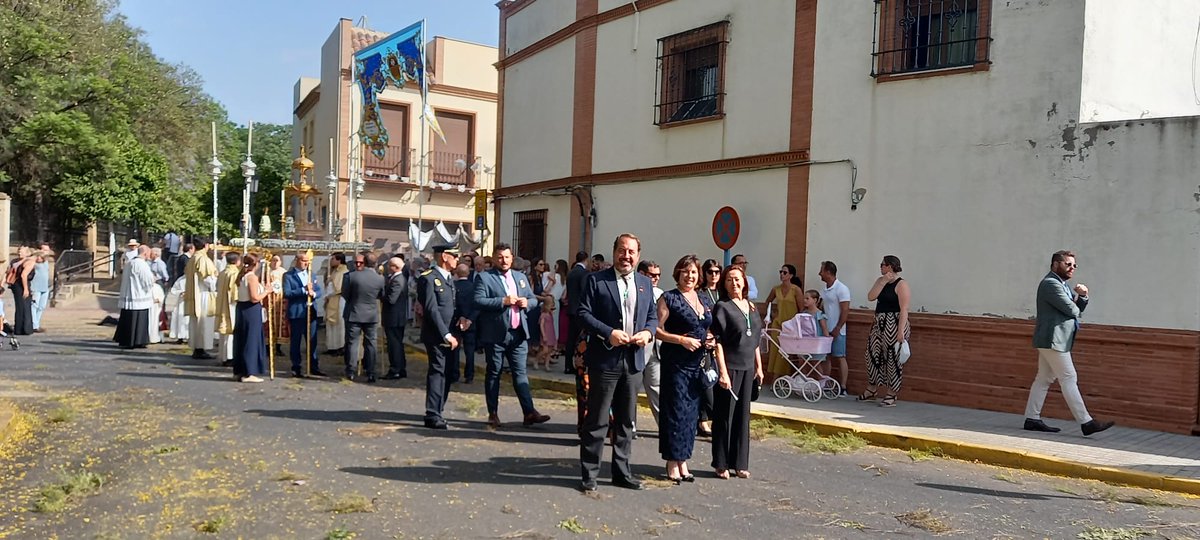 PP_MairenaAlj's tweet photo. @PP_MairenaAlj estuvo ayer presente en un día grande en Mairena, durante la mañana asistió a la Solemnidad del Corpus Christi por las calles de nuestro Municipio. Por la tarde como ya es tradicional acudió a la salida Procesional de @HdadMercedes.

#ÉchaleGanas
#CorpusMairena https://t.co/T9zffRg9XF