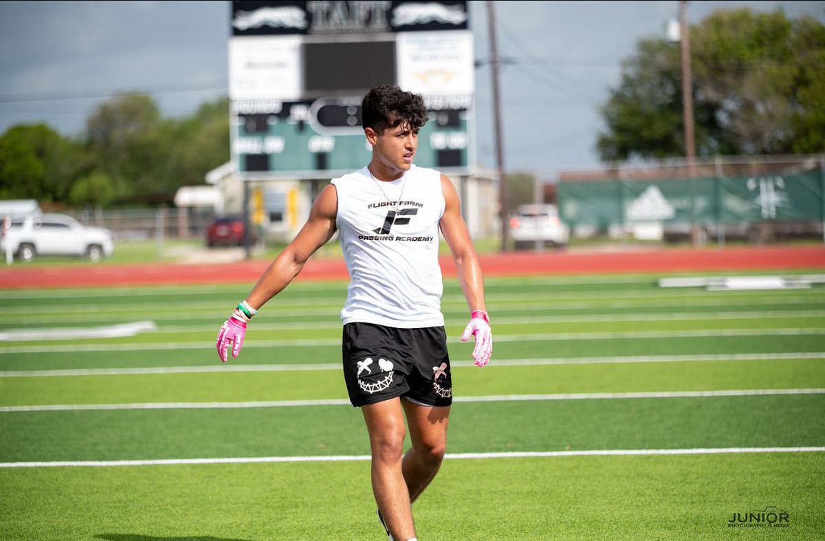 Hunter172017's tweet photo. Had an awesome time at the Flight Farm Camp⛺️!! Thank you @TaylorWright_7 for teaching me new skills these past years and for my last ever camp!! #football #HardWorkPaysOff #senioryear https://t.co/l1iDtNo5sf