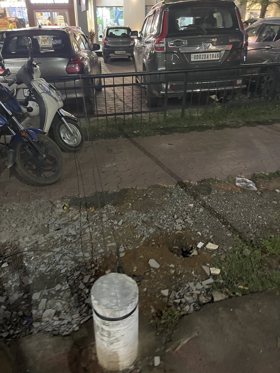 bacpradeep's tweet photo. Beautiful city of Bhubaneswar but footpath and cycling tacks are occupied by parking all vehicles. Traffic police resting in their bikes. https://t.co/cyv73KEYDz