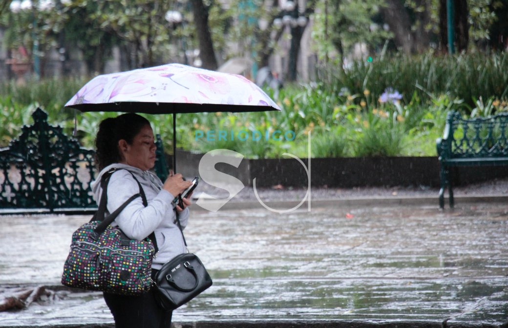 Síntesis Puebla (@sintesisweb) on Twitter photo 🌧️La fuerte lluvia sorprendió a los poblanos la mañana de este lunes, que lo obligó a sacar sombrillas y chamarras, se prevén más lluvias y chubascos durante el día.
#Puebla #Lluvias #Clima #Poblanos
📸<a href="/FotoSintesisOB/">Oscar Enrique Bolaño</a> 🌧️La fuerte lluvia sorprendió a los poblanos la mañana de este lunes, que lo obligó a sacar sombrillas y chamarras, se prevén más lluvias y chubascos durante el día.
#Puebla #Lluvias #Clima #Poblanos
📸<a href="/FotoSintesisOB/">Oscar Enrique Bolaño</a>