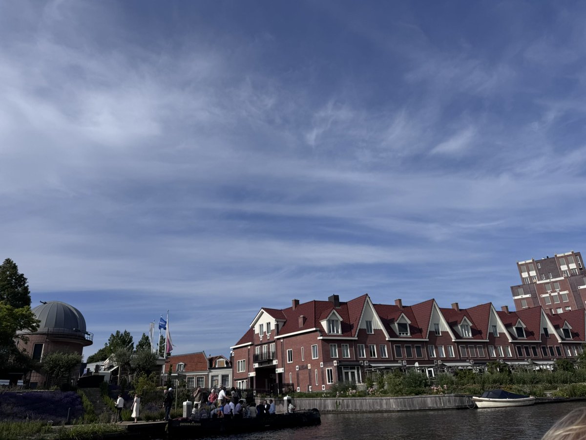 91_parul's tweet photo. Summer in the city  #leiden #warmestday #SummerSolstice2025 https://t.co/EeqgCiBe18