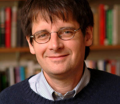 ‘Incendios’ es un trabajo de intervención para repensar el sistema que prende la mecha de los desastres ecosociales que vivimos, en los que el fuego no es más que un síntoma.
Abre con el prólogo del sociólogo ecomarxista John Bellamy Foster, al que estaré eternamente agradecido.