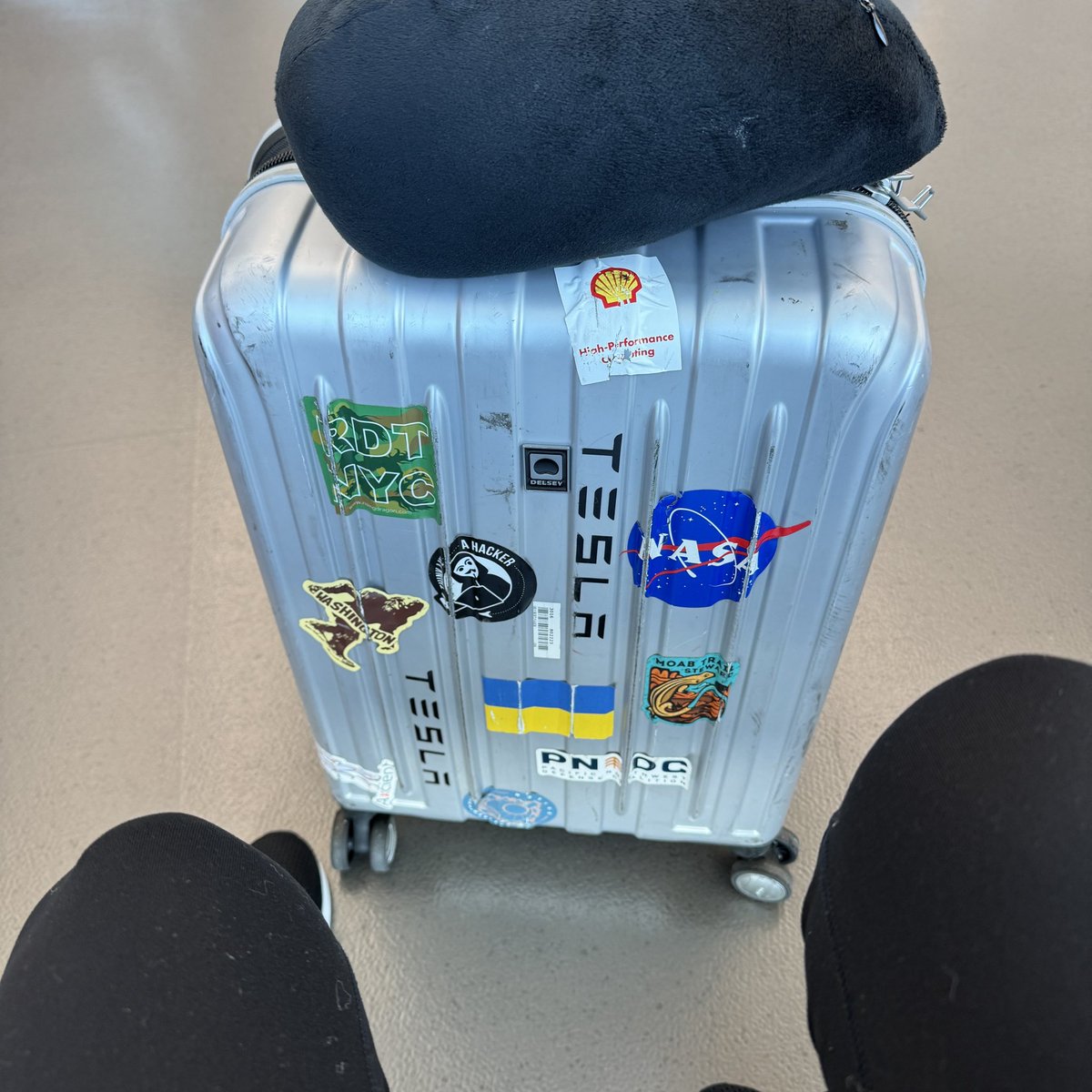 Forgot to wear florals! Oh wait…it’s cuz I’m airplane mode and only have battle gear. ;) 

But, sending good vibes to Team Baldoni today! When this is over I hope he does the (Justin’s Version) cut and donates to survivors. And <a href="/taylorswift13/">Taylor Swift</a> does the score. 🌻🌷🌼🌸