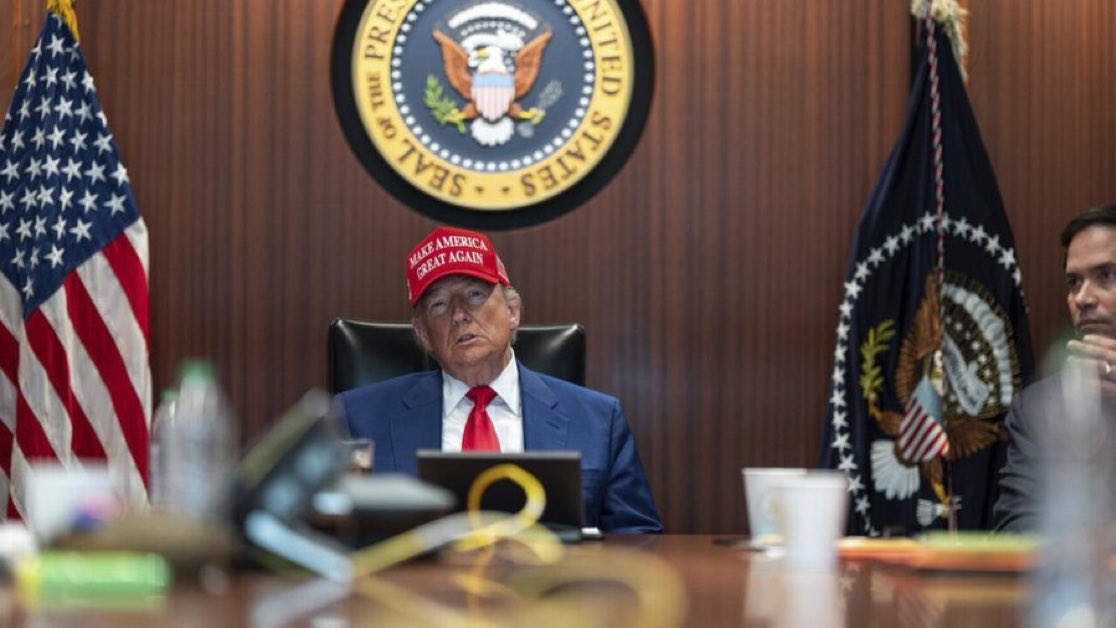 LeDirectInfo's tweet image. 🚨🇮🇷🇺🇸 ALERTE - Donald Trump tient actuellement une réunion avec des hauts responsables de la défense et du renseignement dans la salle de crise de la Maison-Blanche.
#IranIsraelConflict #Iran
