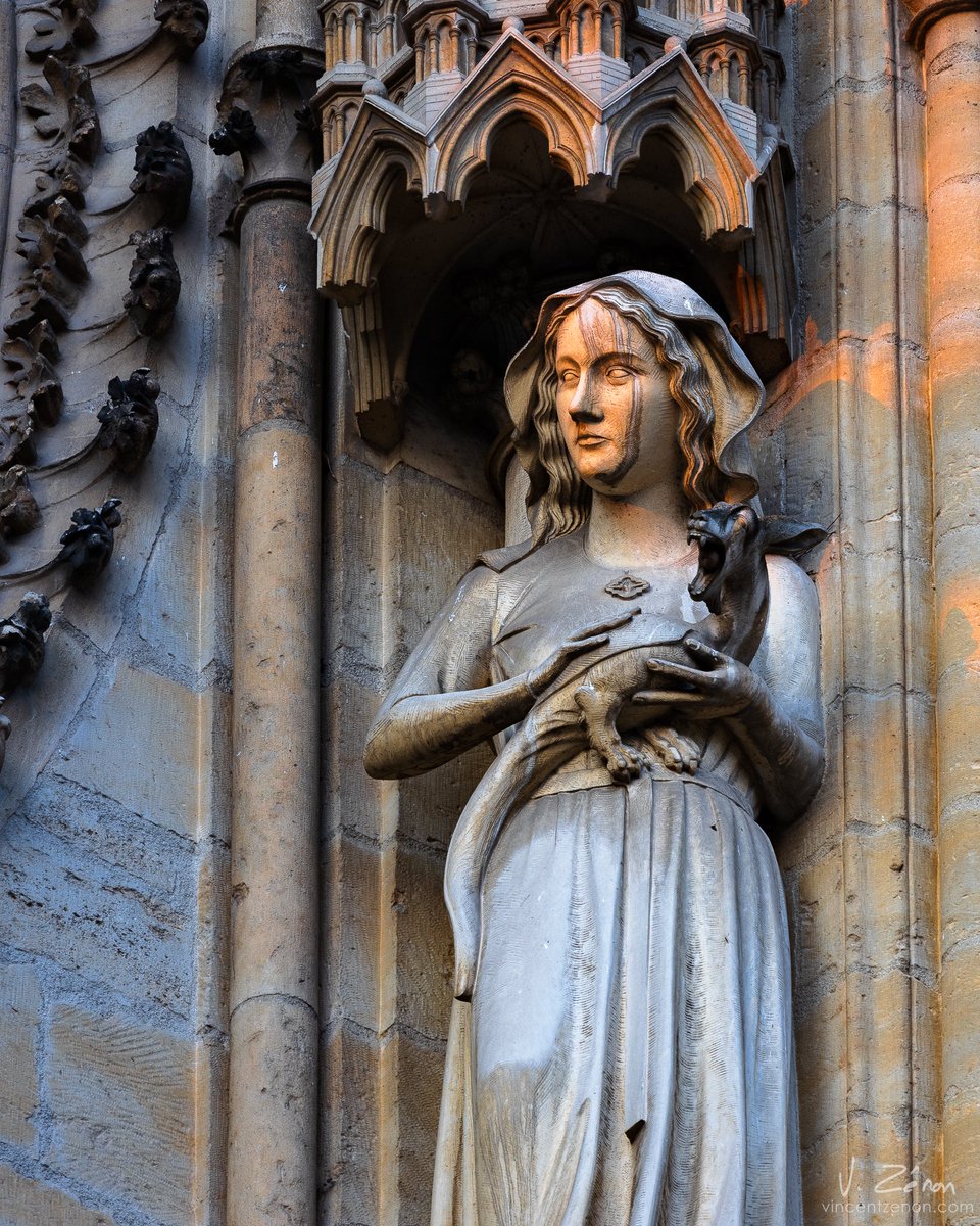 Eve guette le moindre dérèglement de la mécanique cosmique. Tout va bien, c'est toujours au bon jour et à la bonne heure... ©vincentzenon.com #summersolstice