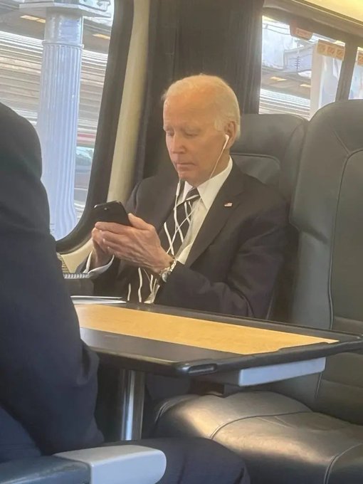 hjhjhdsdj98's tweet image. Post presidency Biden looks still more presidential than the other guy