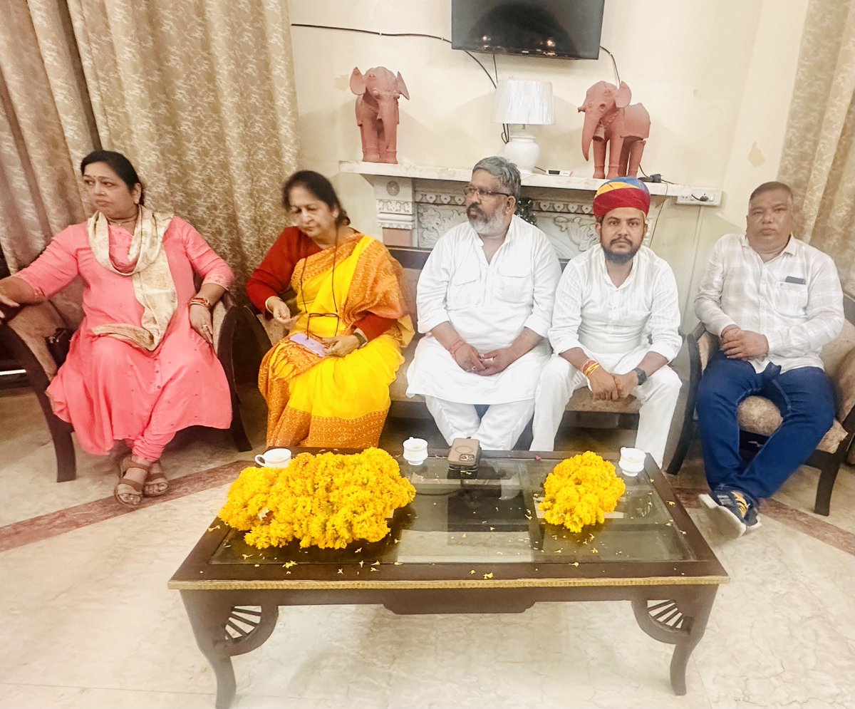 आज <a href="/AAPRajasthan/">AAP Rajasthan</a> के प्रदेश प्रभारी श्री <a href="/DheerajTokasAAP/">Dheeraj Tokas</a> <a href="/ParmilaTokas/">Parmila Dhiraj Tokas</a> जी के साथ अजमेर आगमन पर अजमेर टीम ने ज़ोरदार स्वागत किया, इस दौरान प्रदेश उपाध्यक्ष <a href="/kirtispathak/">Kirti Pathak AAP</a> जी, प्रदेश अध्यक्ष SC विंग पंकज जटिया जी, मीना त्यागी जी, लोकसभा अध्यक्ष त्रिवेंद्र पाठक, जिला अध्यक्ष राजवीर