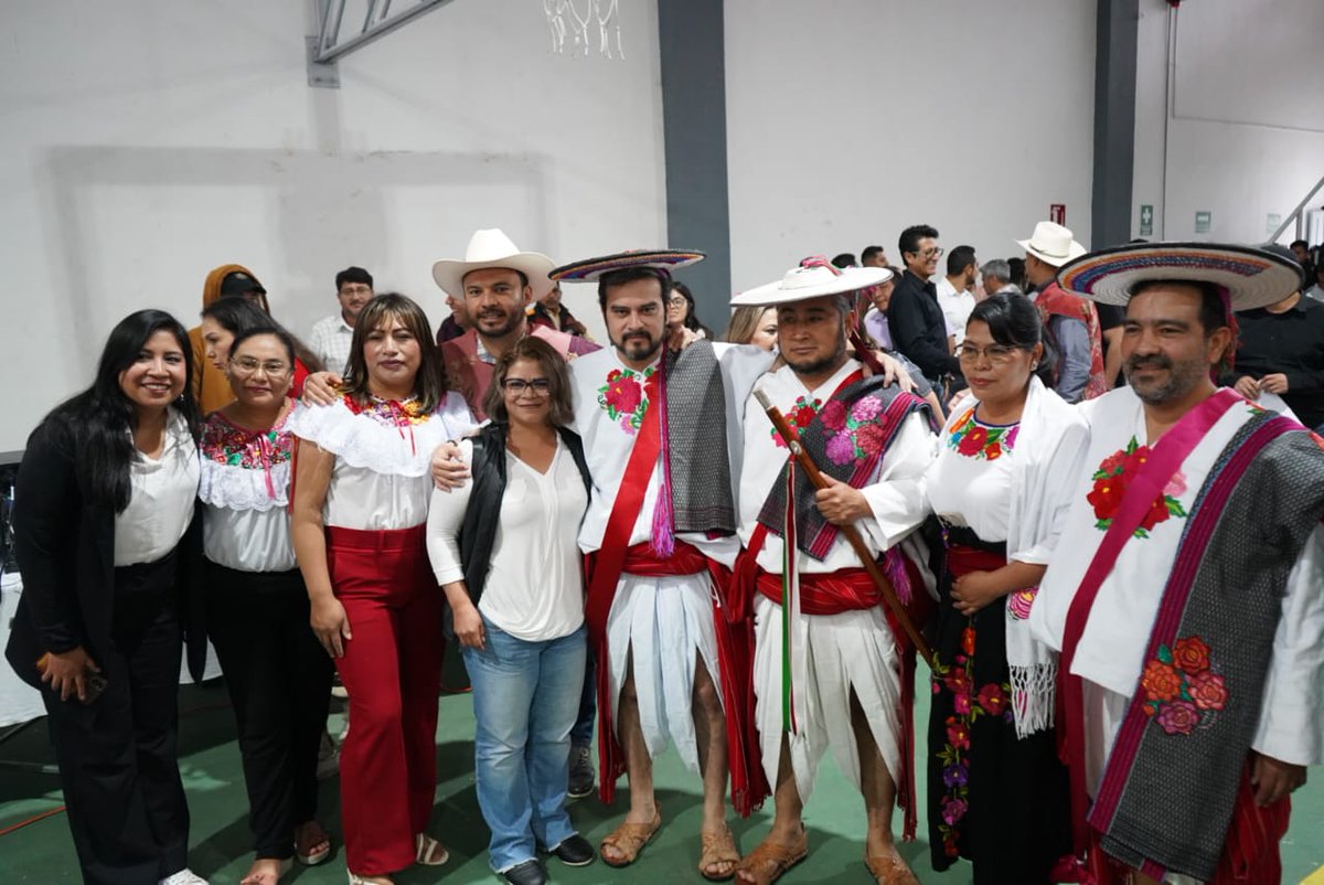 En el municipio indígena de Huixtán, el secretario de Educación en el estado Roger Mandujano encabezó el acto de entrega de la Beca “Rosario Castellanos” a alumnas y alumnos inscritos en el programa "Chiapas Puede" y la supervisión de círculo de estudio.