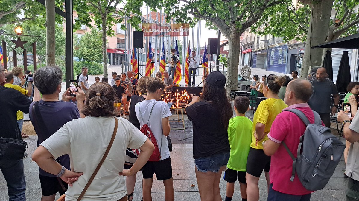 #RevetllaSantJoanOlot | 🔥🎆 La #FlamadelCanigó ja ha arribat a #Olot. Representants dels barris i pobles de la #Garrotxa han recollit la flama que ara portaran fins a les fogueres d'aquesta nit.

🎉🎇 Molt bona revetlla de Sant Joan a tothom!

#Olot #RevetllaSantJoan #revetlla